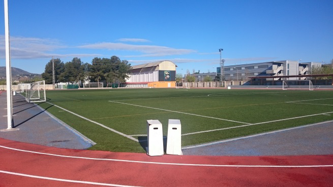 Conta amb un camp de futbol 11 i dos de futbol 8. Inici Instal·lacion s Reserve s Clubs Escole s La mesura del camp de futbol 11 és de 89 m. x 49,5 m. La gespa és artificial.